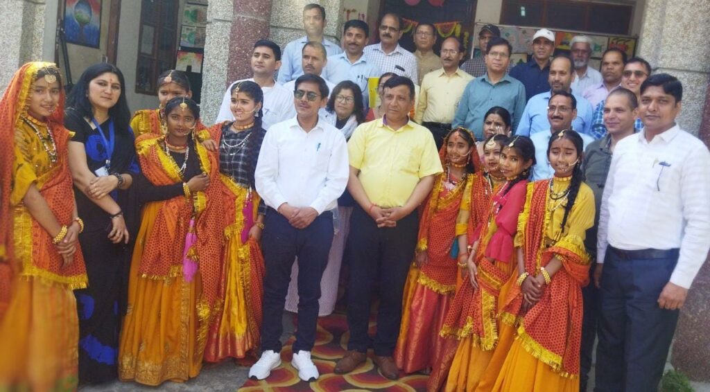 Dg education and ad education appreciated students of augic saura saroli at teachers felicitation ceremony