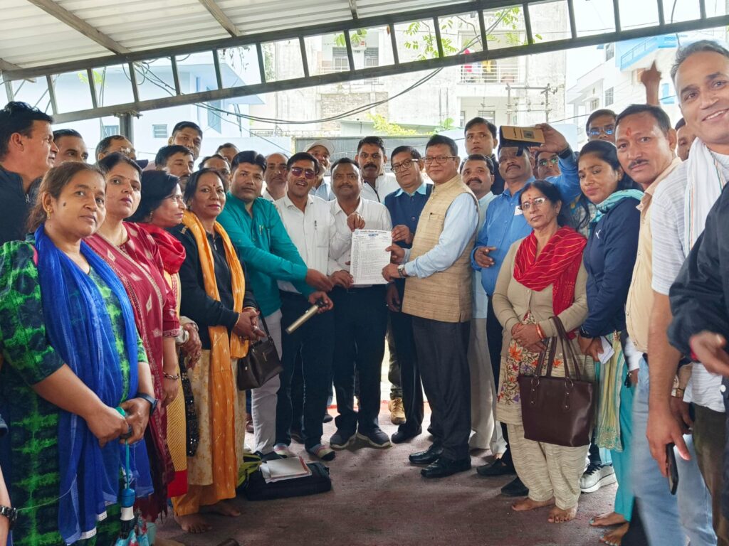 Dharana at ceo office rss uttarakhand प्रोटेस्ट