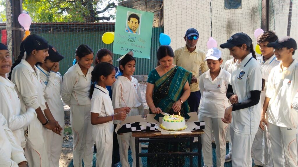 Birthday of tendulkar celebrated at ggic rajpur road